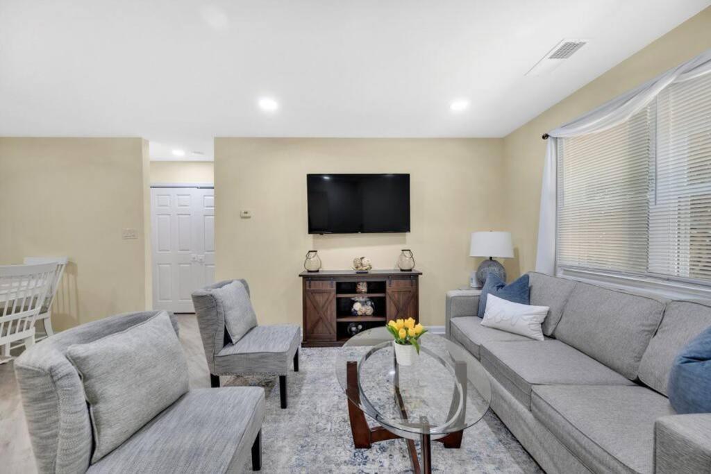 Cozy 2 Bedroom Duplex In Charlotte, Jacuzzi, Sleeps 6 Plus 2 Eksteriør bilde