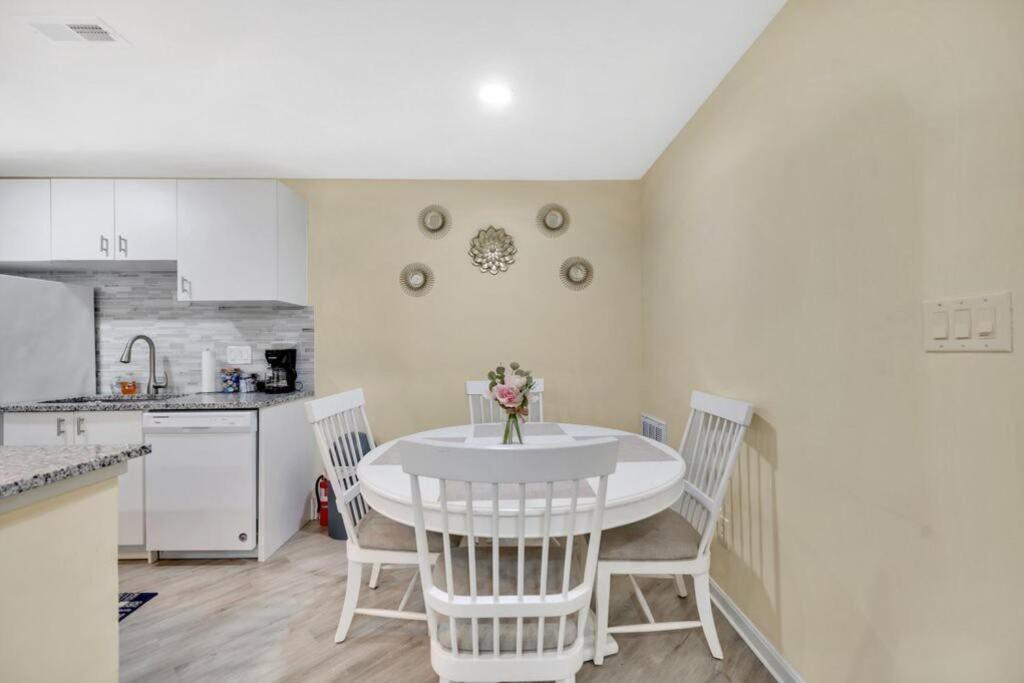 Cozy 2 Bedroom Duplex In Charlotte, Jacuzzi, Sleeps 6 Plus 2 Eksteriør bilde