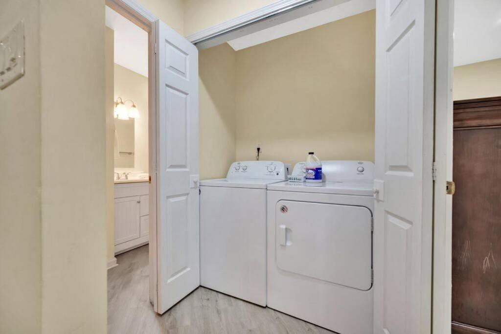 Cozy 2 Bedroom Duplex In Charlotte, Jacuzzi, Sleeps 6 Plus 2 Eksteriør bilde